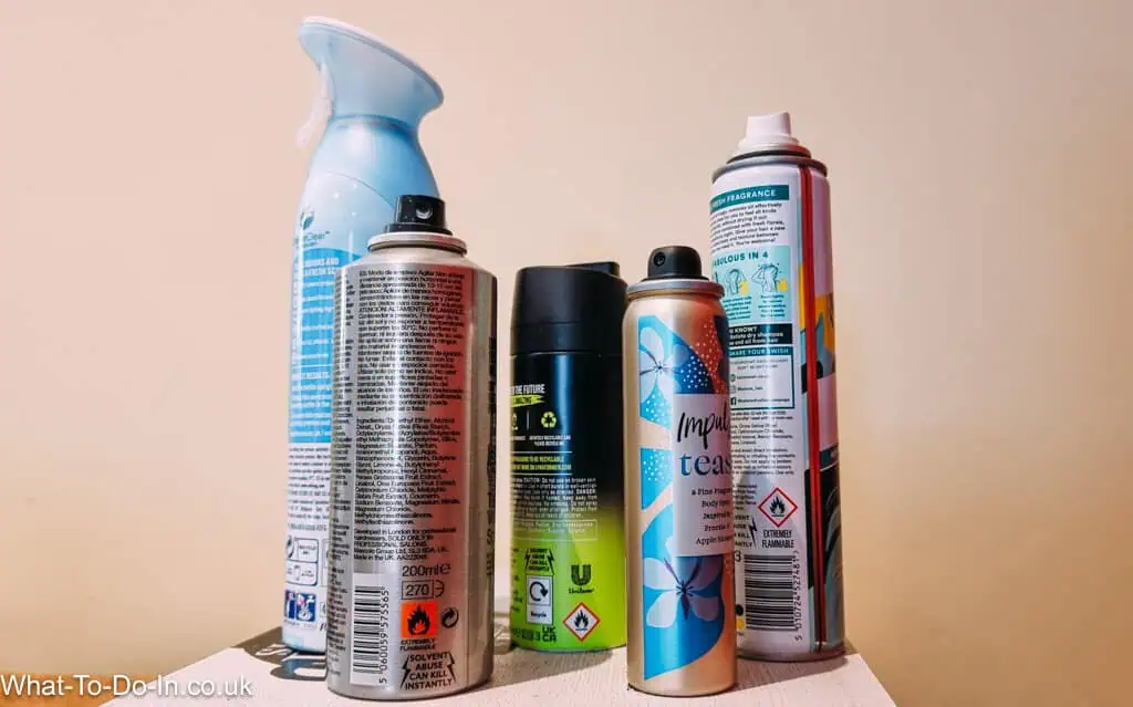 Un grupo de diferentes tipos de latas de aerosol