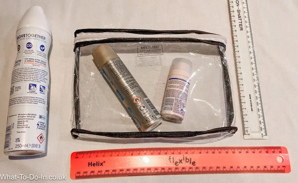 Aérosols dans un sac en plastique transparent.