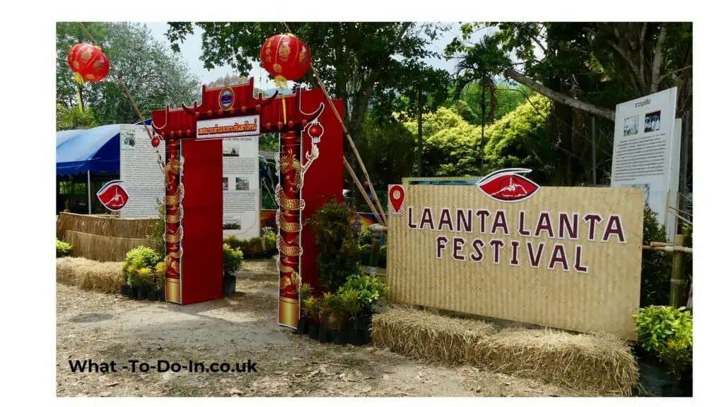 La puerta de la zona del escenario principal, Festival Laanta Lanta
