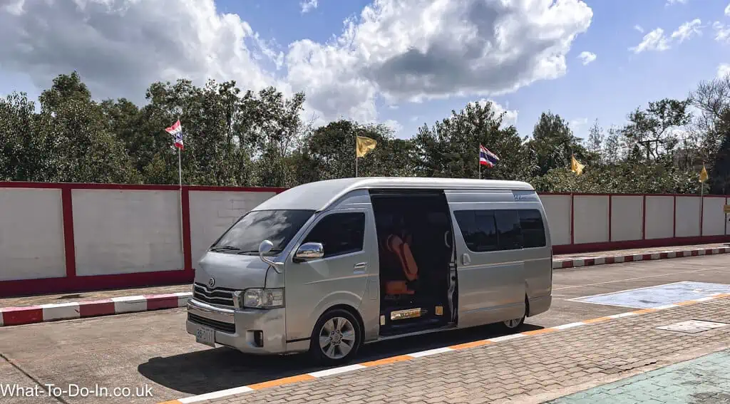 Une navette en minibus en provenance de Koh Lanta attend devant le bureau de l'immigration de Krabi.