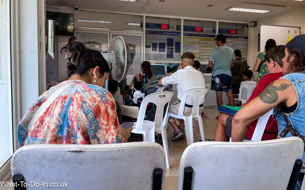 Interior de la Oficina de Inmigración de Krabi, Tailandia