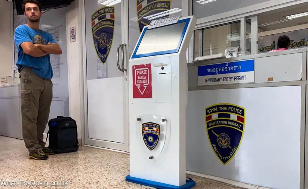 Der Ticketautomat im Einwanderungsbüro von Krabi
