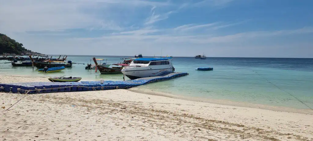 Bateau rapide amarré à la jetée de la plage de Pattaya, Koh Lipe, Thaïlande