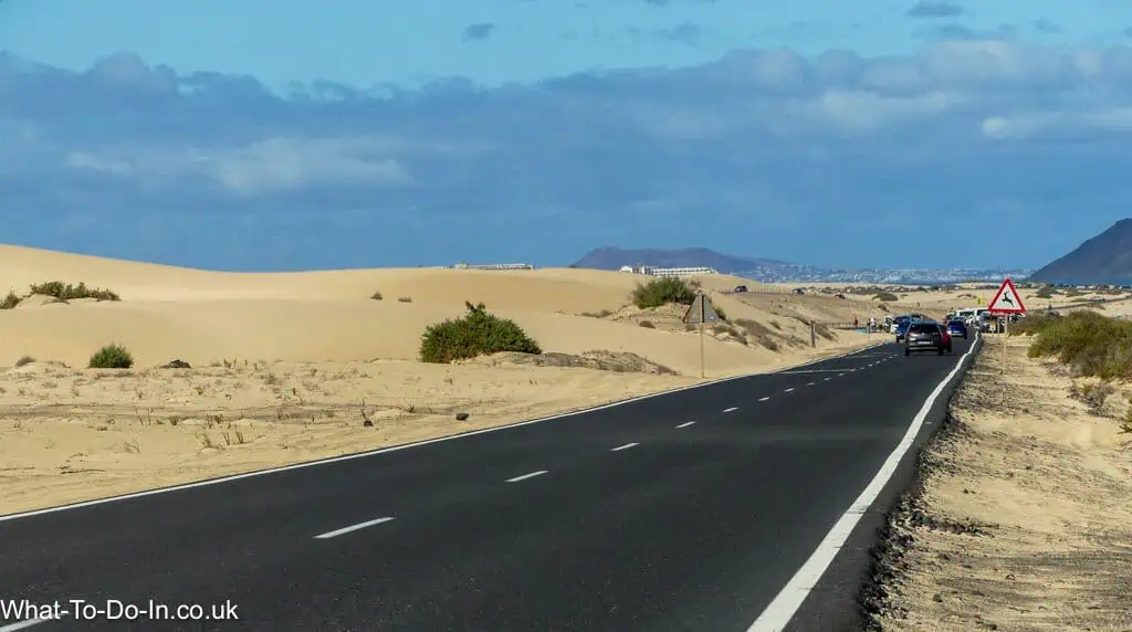 Carretera por las dunas de arena, Fuerteventura