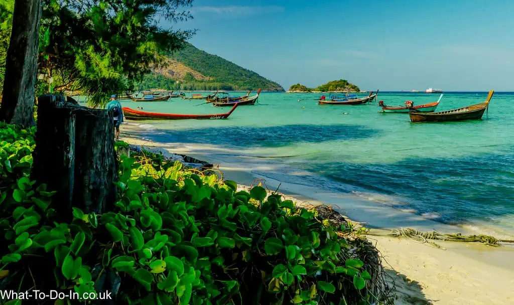 Barcas de cola larga en el mar frente a Sunrise Beach, Koh Lipe, Tailandia