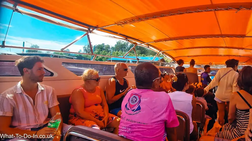 Das Innere eines kleinen Schnellbootes auf der Fahrt von Koh Lanta nach Koh Lipe